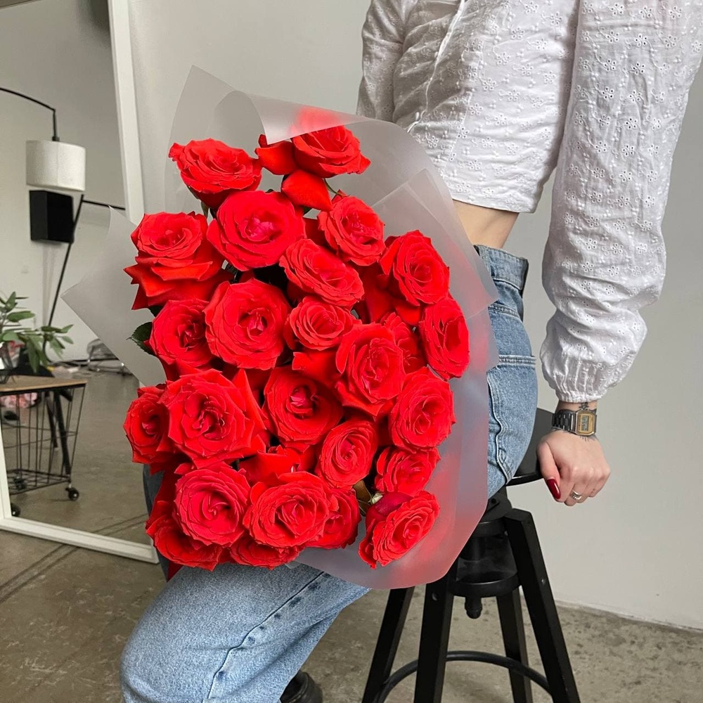 Хочу любить: 25 алых роз сорта Нина