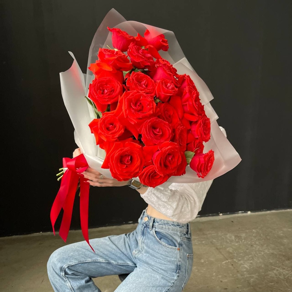 Хочу любить: 25 алых роз сорта Нина