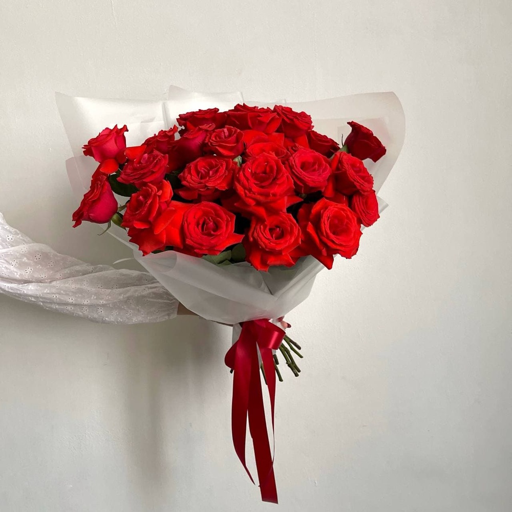 Хочу любить: 25 алых роз сорта Нина