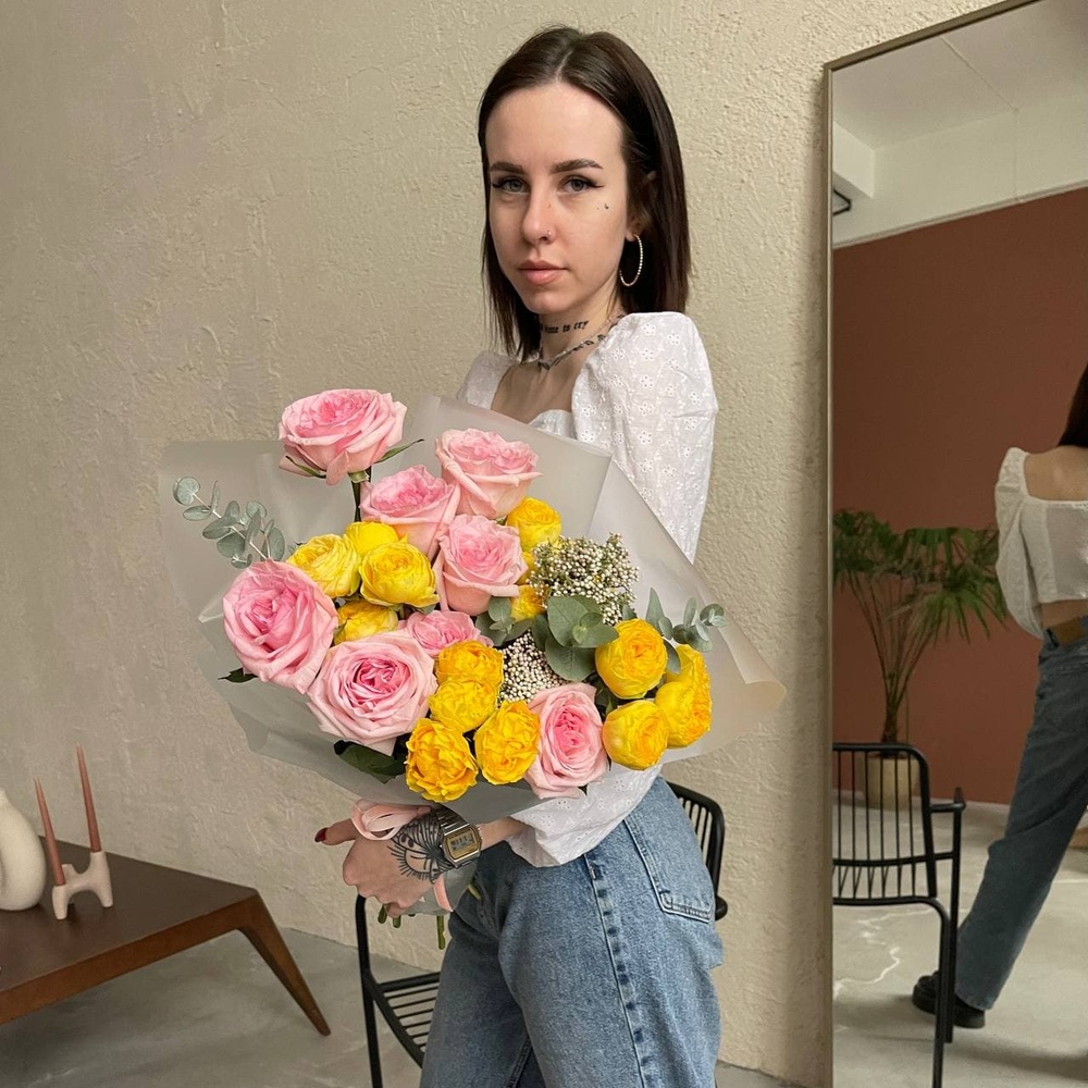 Амели: пионовидные розы и соцветия озотамнуса + аквабокс и коробка-переноска