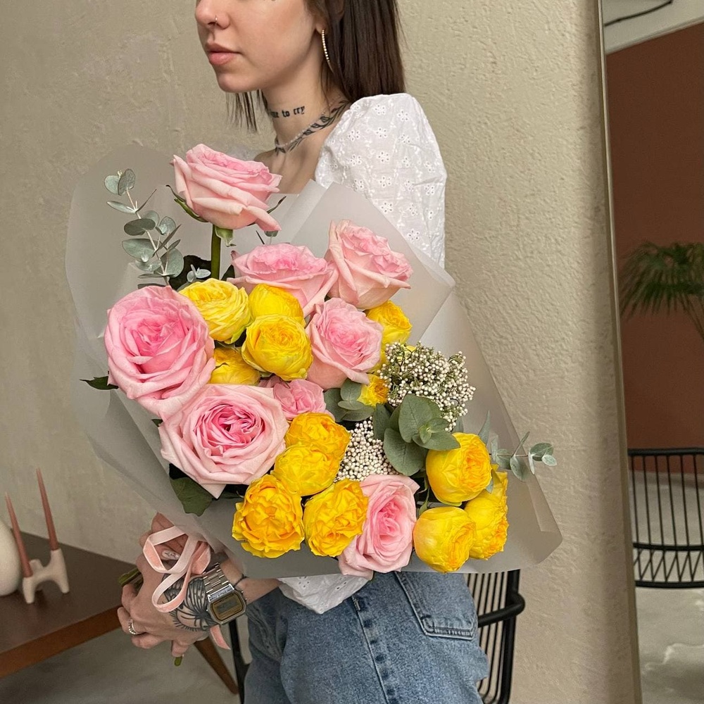 Амели: пионовидные розы и соцветия озотамнуса + аквабокс и коробка-переноска