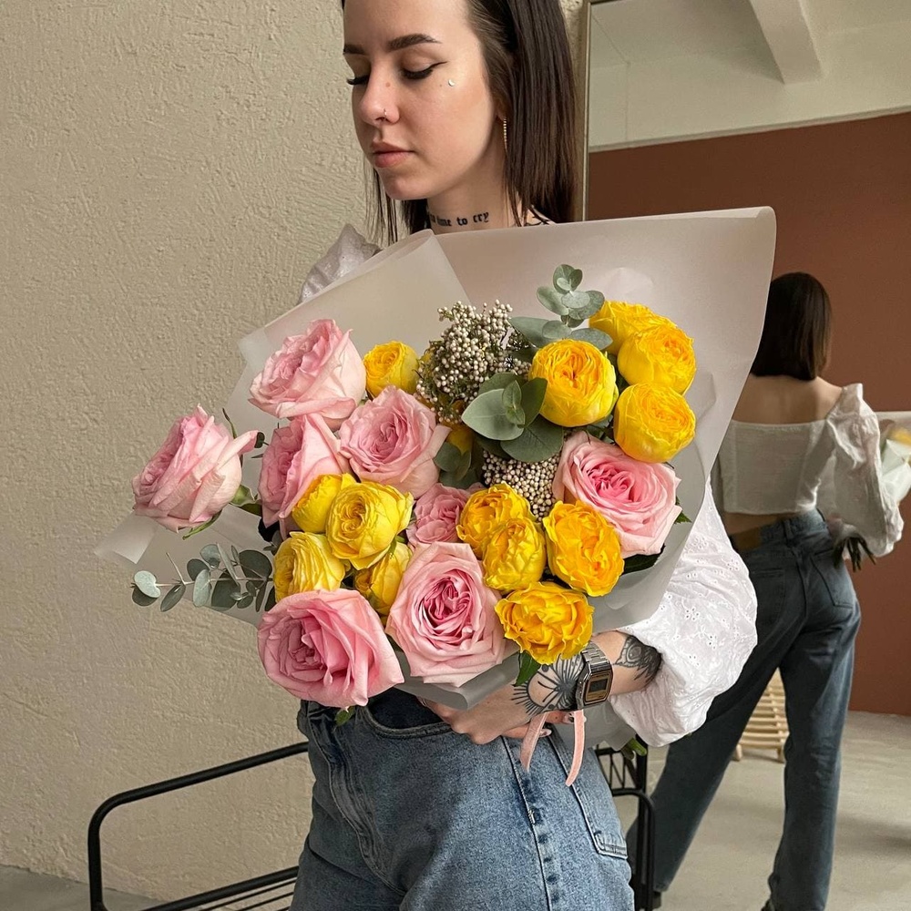 Амели: пионовидные розы и соцветия озотамнуса + аквабокс и коробка-переноска