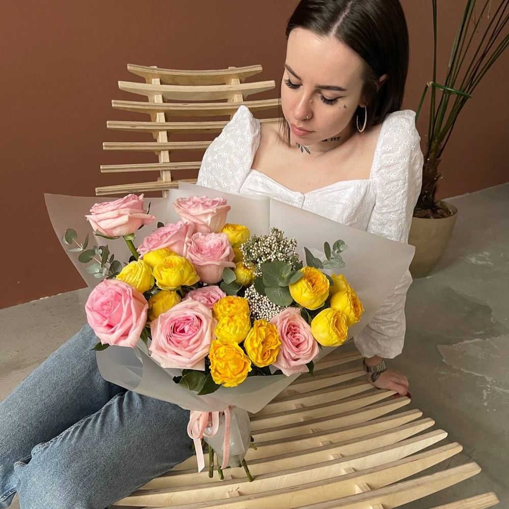 Амели: пионовидные розы и соцветия озотамнуса + аквабокс и коробка-переноска