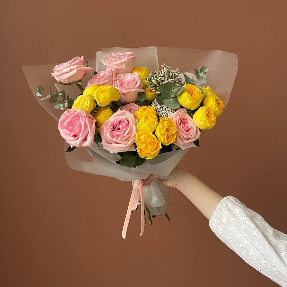 Амели: пионовидные розы и соцветия озотамнуса + аквабокс и коробка-переноска