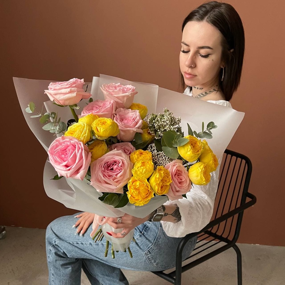 Амели: пионовидные розы и соцветия озотамнуса + аквабокс и коробка-переноска