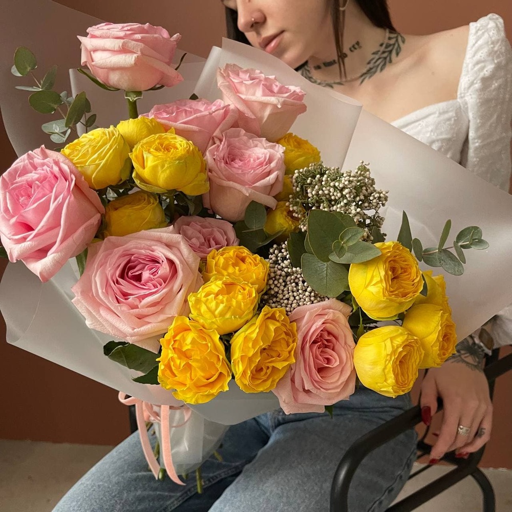 Амели: пионовидные розы и соцветия озотамнуса + аквабокс и коробка-переноска