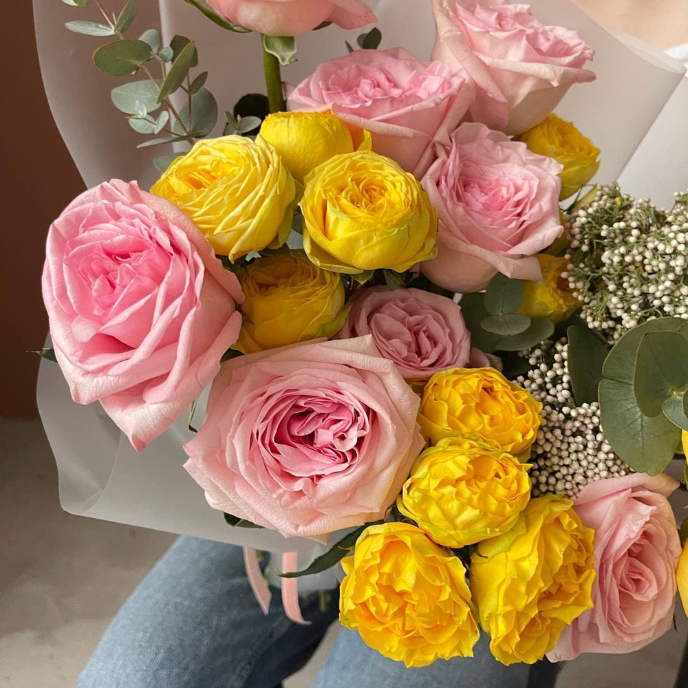 Амели: пионовидные розы и соцветия озотамнуса + аквабокс и коробка-переноска