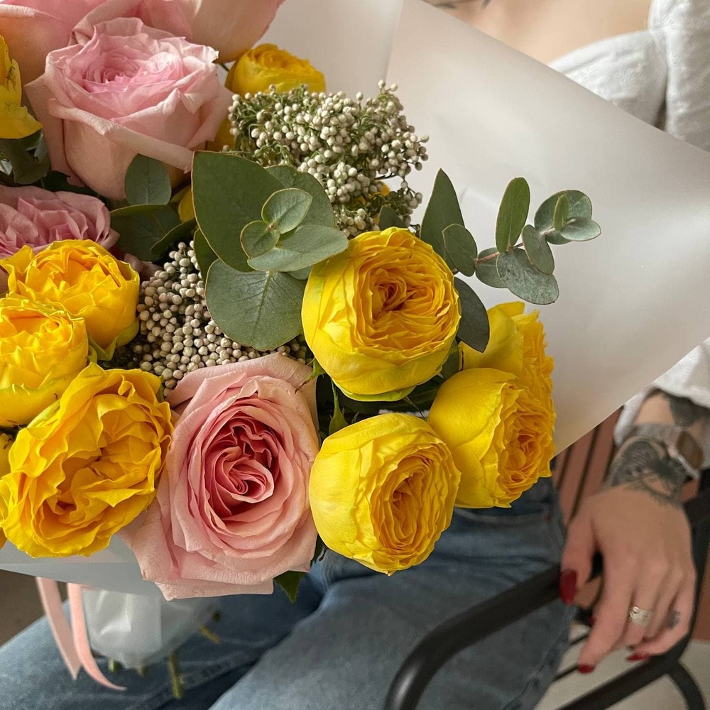 Амели: пионовидные розы и соцветия озотамнуса + аквабокс и коробка-переноска