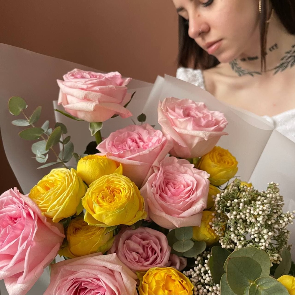 Амели: пионовидные розы и соцветия озотамнуса + аквабокс и коробка-переноска