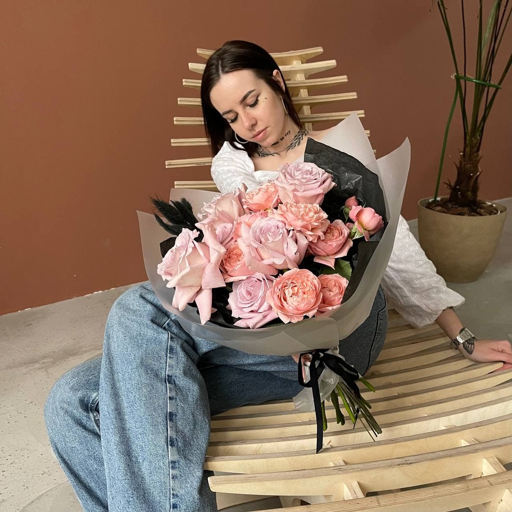 Дон Купидон: пионовидные розы и соцветия лагуруса с аквабоксом и коробкой-переноской