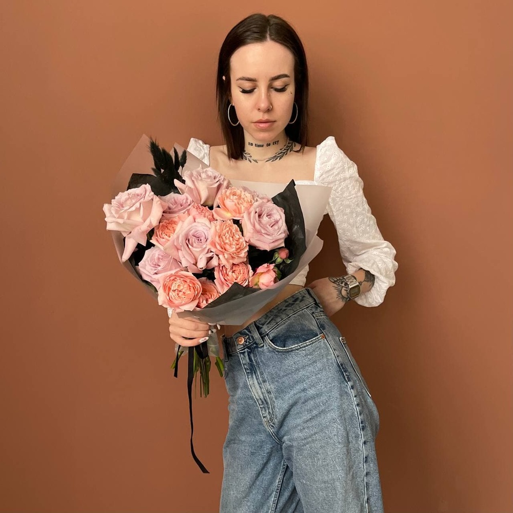 Дон Купидон: пионовидные розы и соцветия лагуруса с аквабоксом и коробкой-переноской