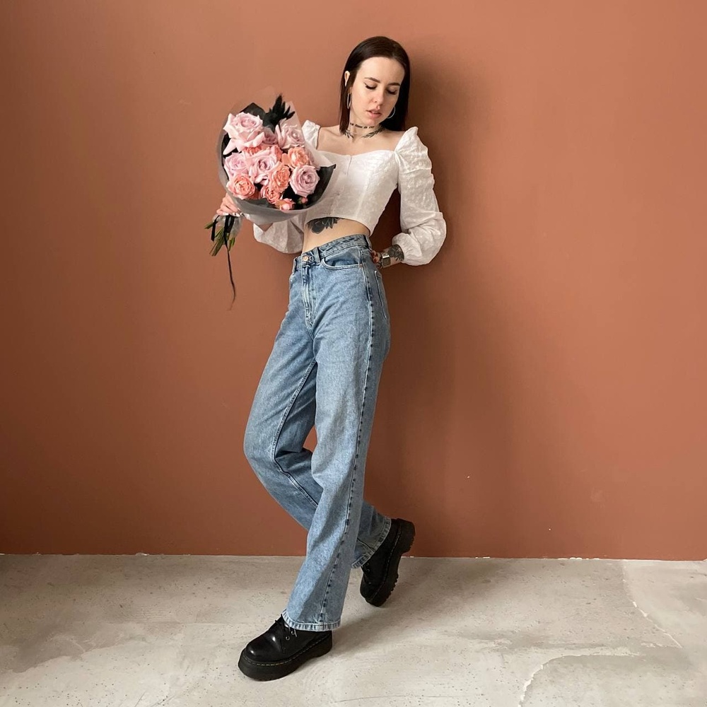 Дон Купидон: пионовидные розы и соцветия лагуруса с аквабоксом и коробкой-переноской