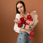 Клубника без сливок: пионовидные розы и плоды илекса в Санкт-Петербурге - Фотография 1