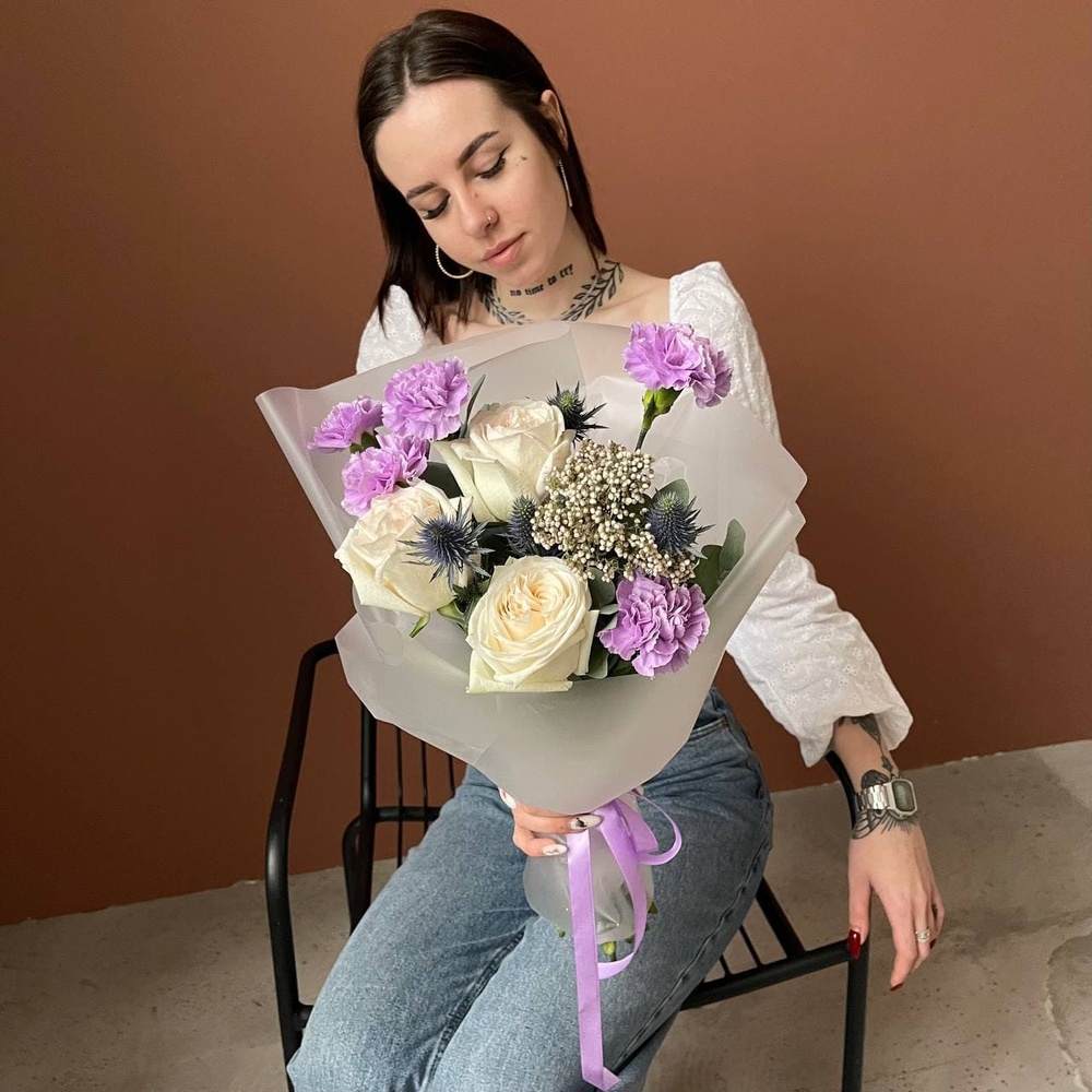 Терпкий вкус любви: пионовидные розы, лунная гвоздика и экзотический эрингиум