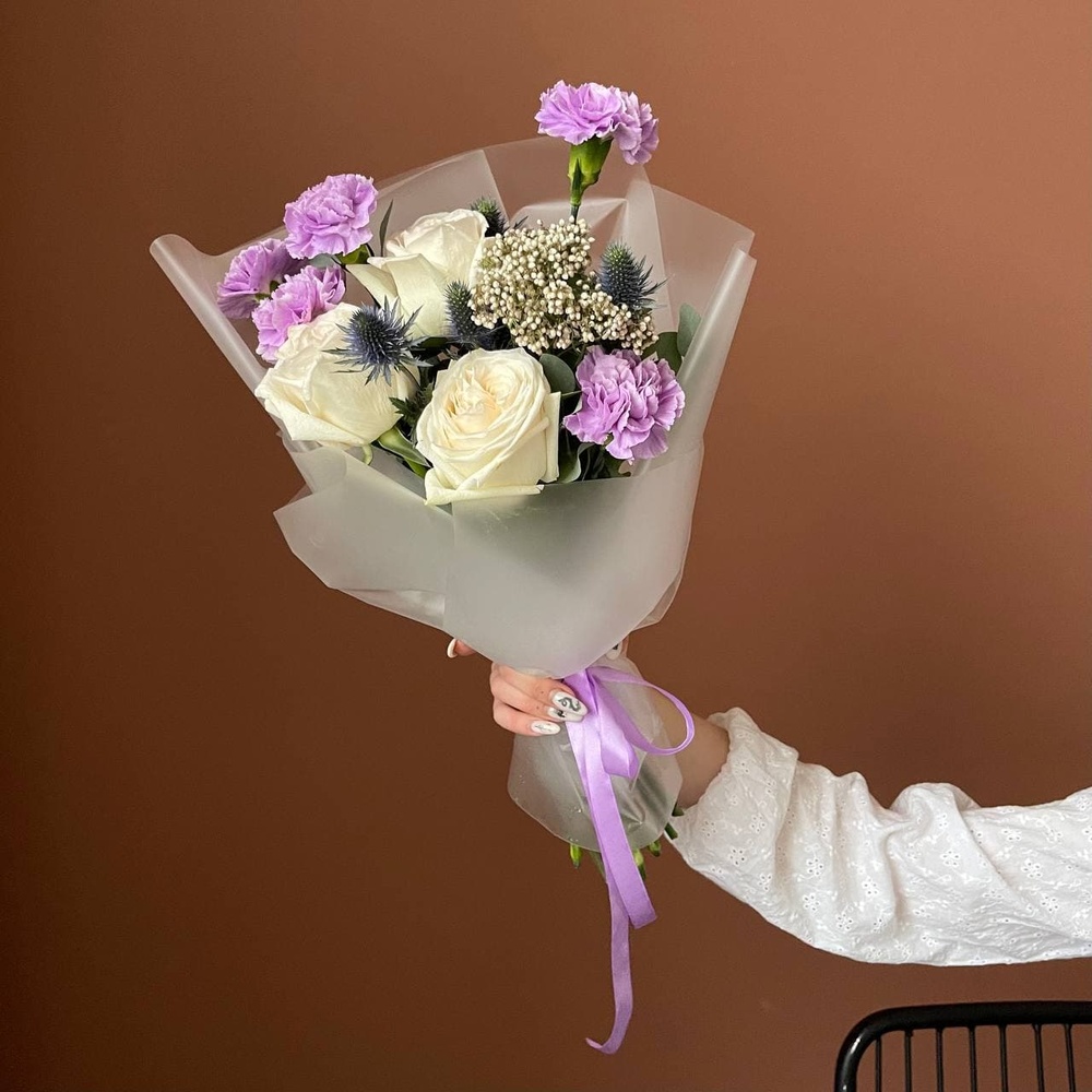 Терпкий вкус любви: пионовидные розы, лунная гвоздика и экзотический эрингиум