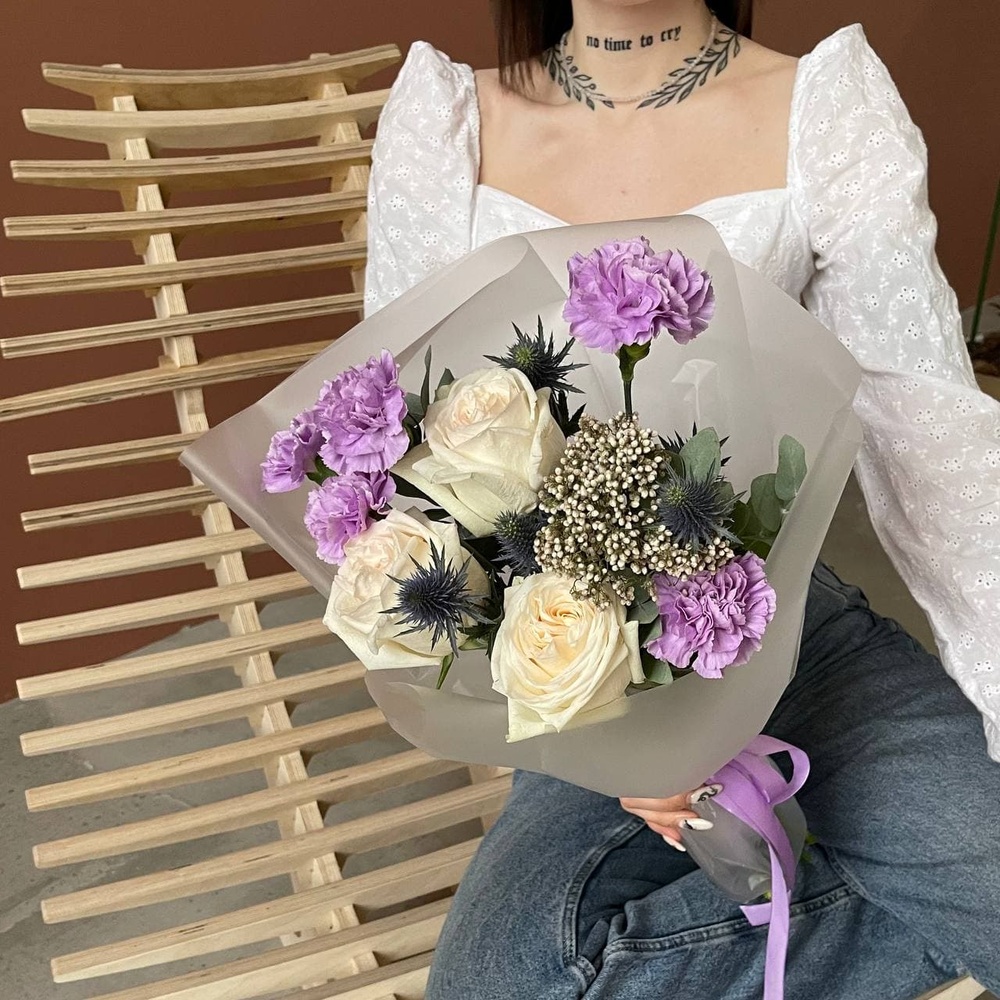 Терпкий вкус любви: пионовидные розы, лунная гвоздика и экзотический эрингиум