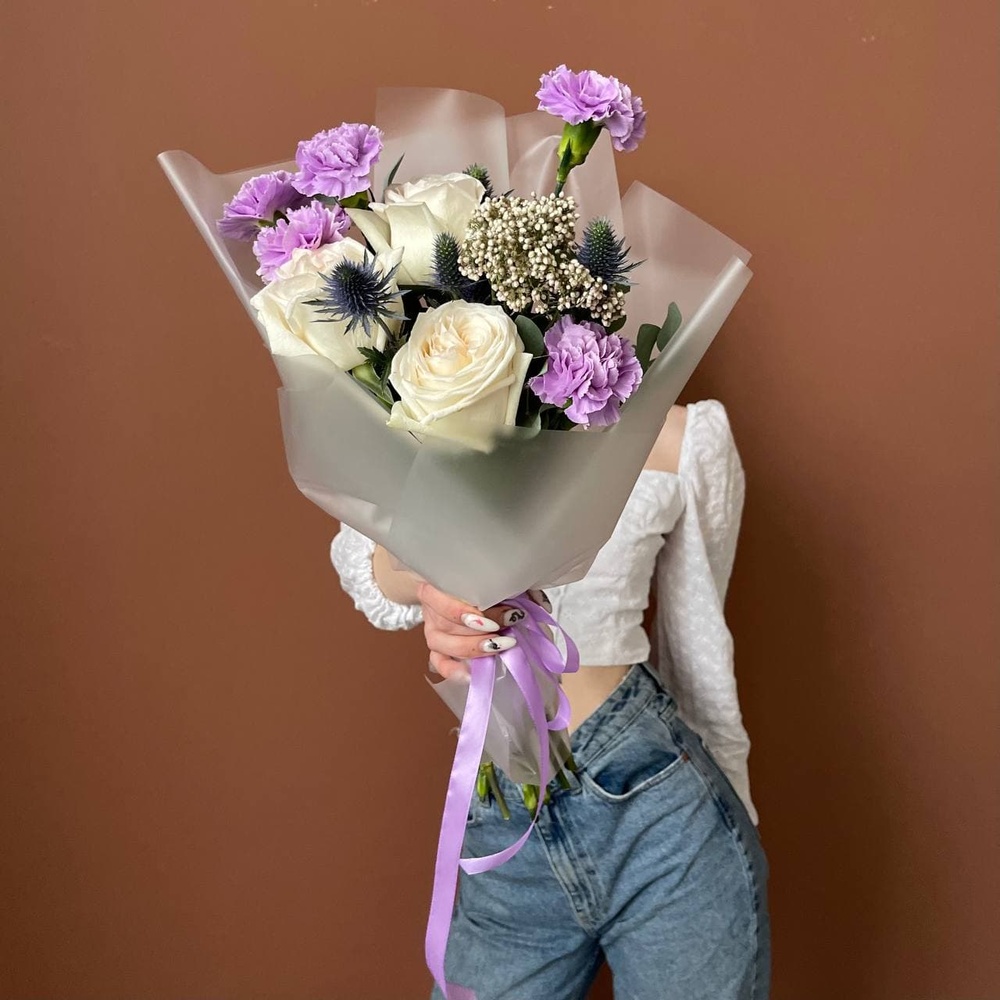 Терпкий вкус любви: пионовидные розы, лунная гвоздика и экзотический эрингиум