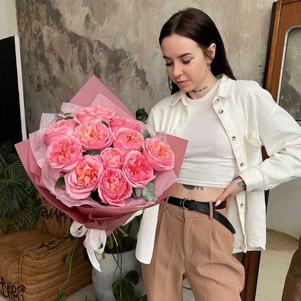 Дыхание Парижа: пионовидные розы Пинк Экспрешн и эвкалипт + аквабокс и коробка-переноска