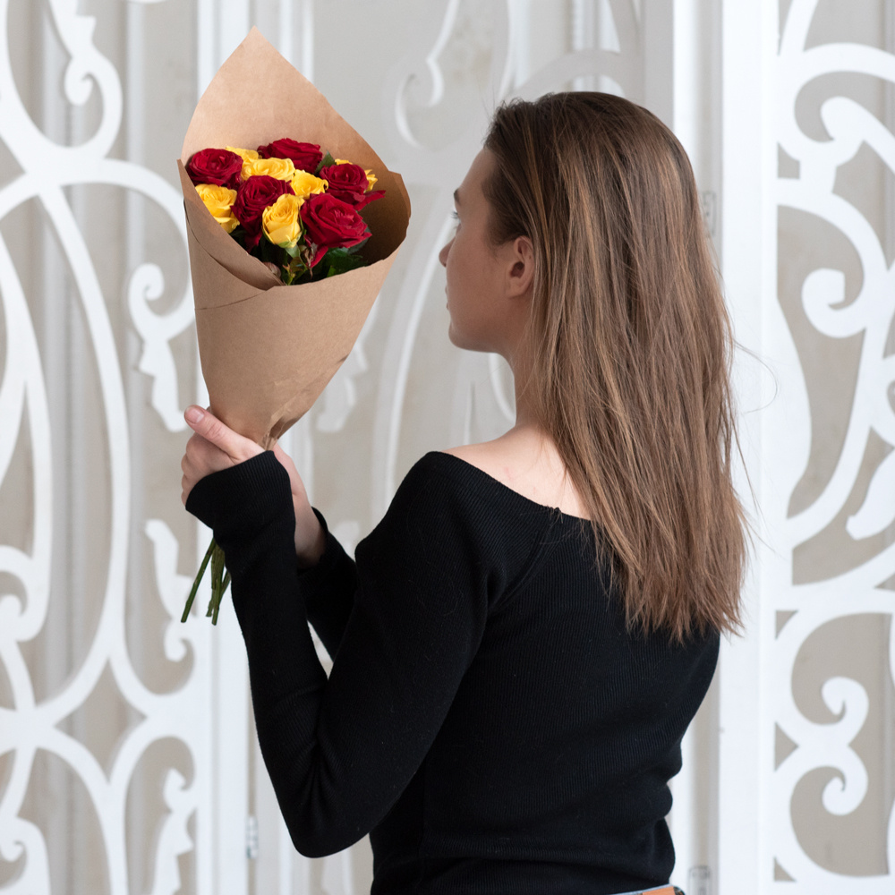 Розы дешево, 11 штук. Цвет: красный и жёлтый. Доставка круглосуточно в Санкт-Петербурге
