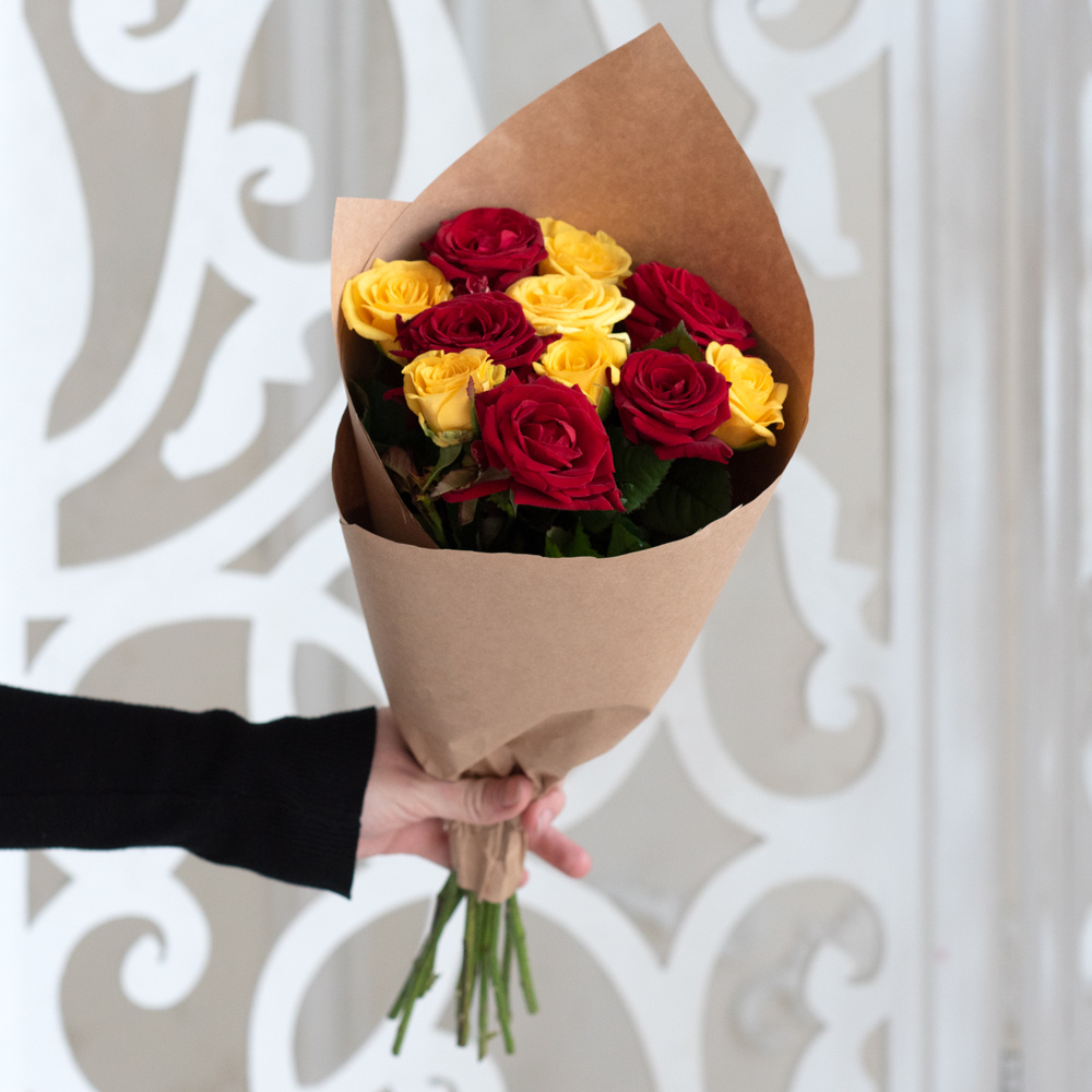 Розы красные и жёлтые недорого: 11 цветков