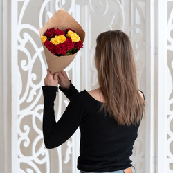 Букет «Розы красные и жёлтые недорого: 13 цветков» Букет «Розы красные и жёлтые недорого: 13 цветков»