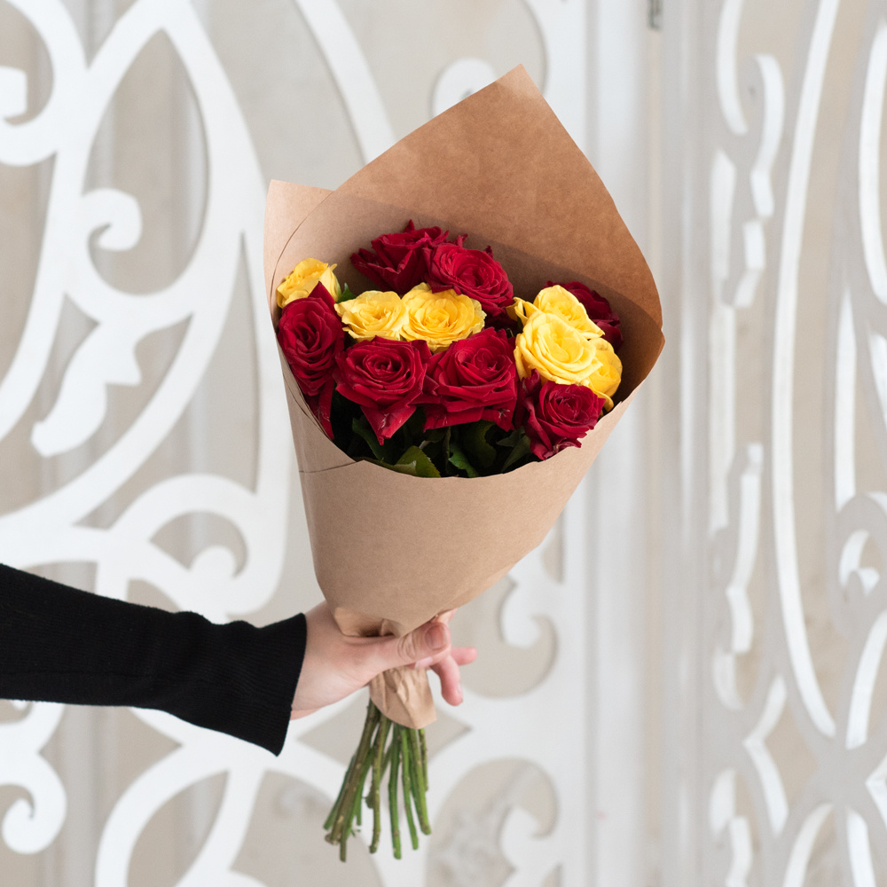 Розы красные и жёлтые недорого: 13 цветков