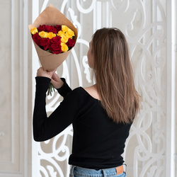 Букет «Розы красные и жёлтые недорого: 17 цветков» Букет «Розы красные и жёлтые недорого: 17 цветков»