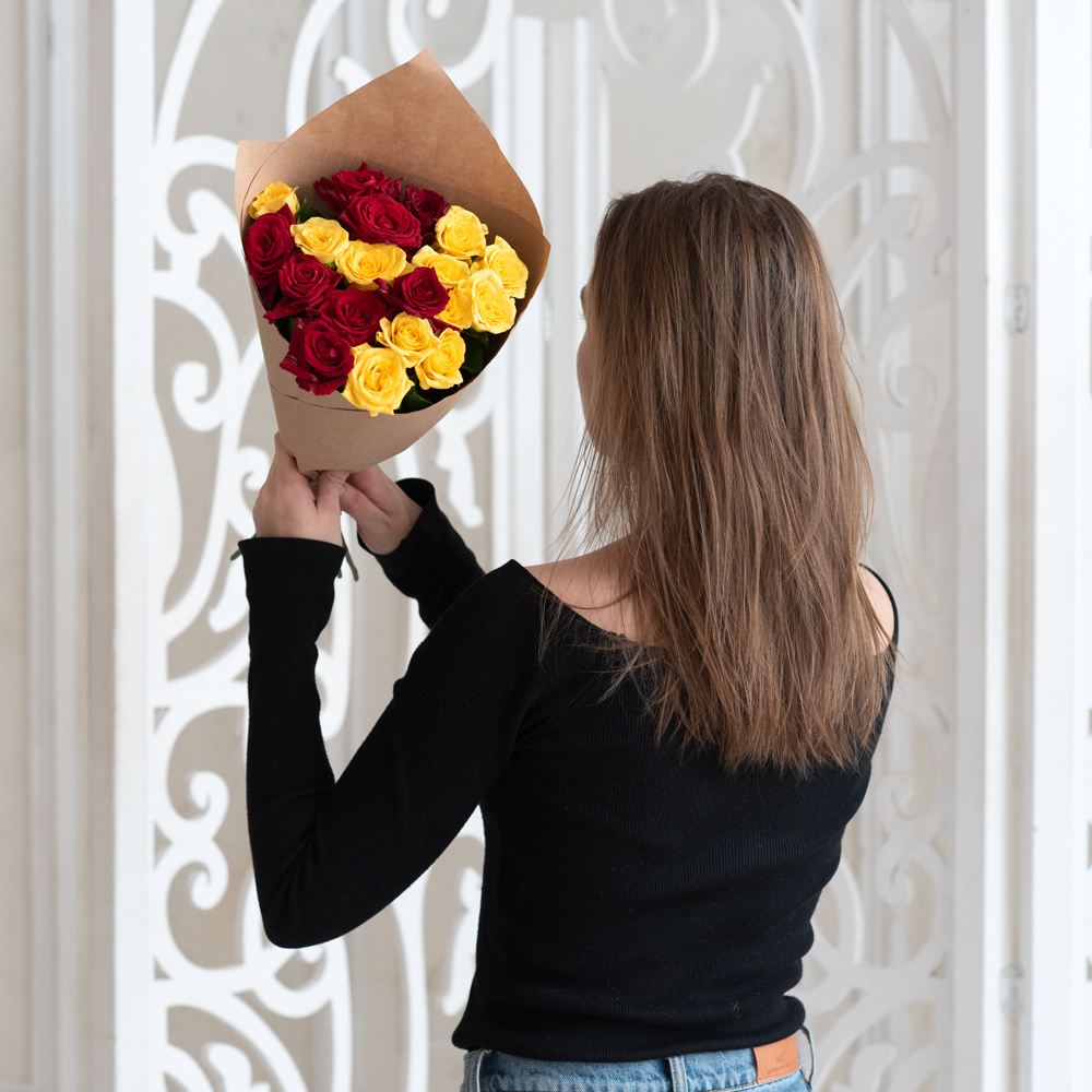 Розы дешево, 19 штук. Цвет: красный и жёлтый. Доставка круглосуточно в Санкт-Петербурге