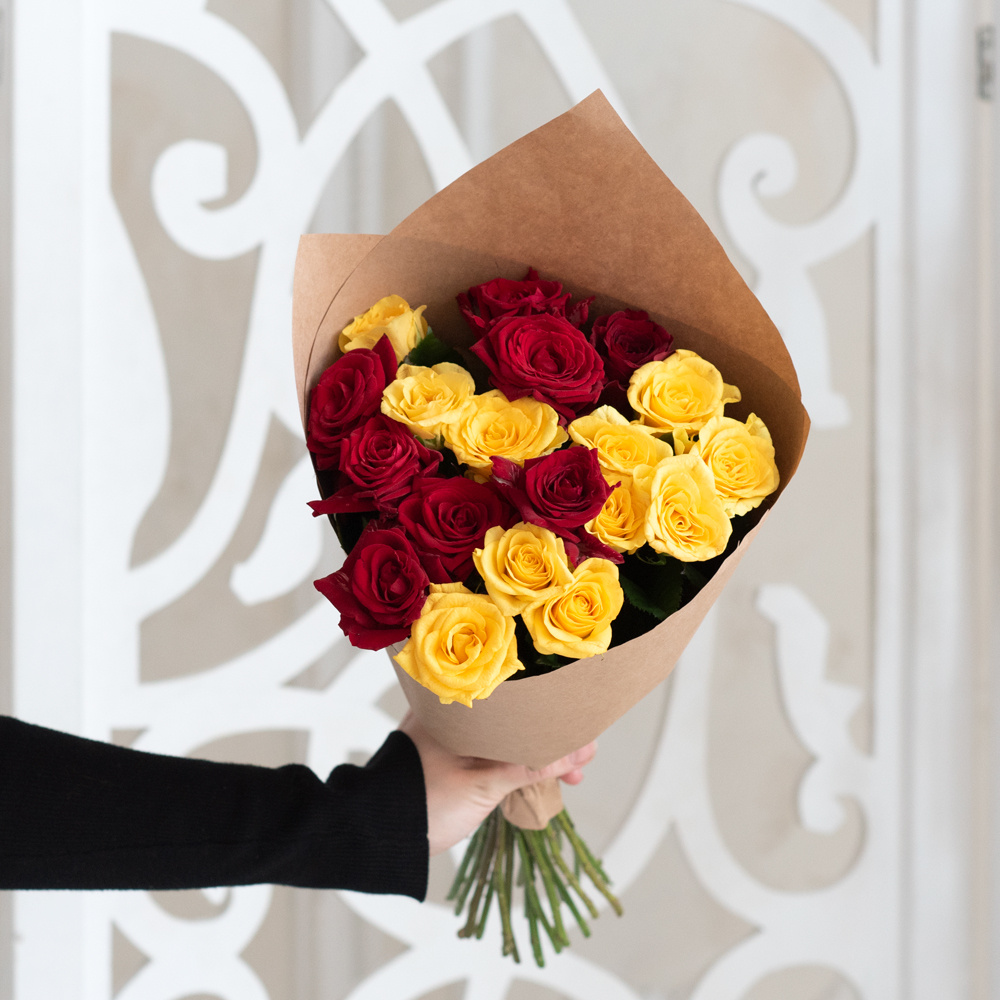 Розы красные и жёлтые недорого: 19 цветков