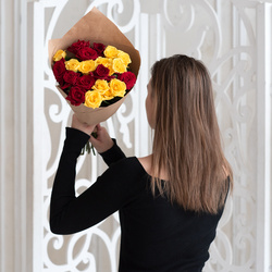 Букет «Розы красные и жёлтые недорого: 21 цветков» Букет «Розы красные и жёлтые недорого: 21 цветков»