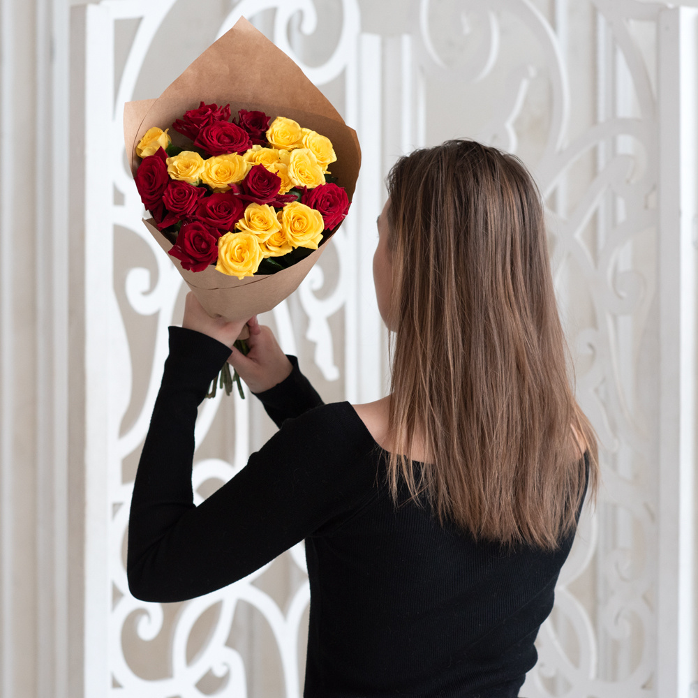 Розы дешево, 21 шт. Цвет: красный и жёлтый. Доставка круглосуточно в Санкт-Петербурге