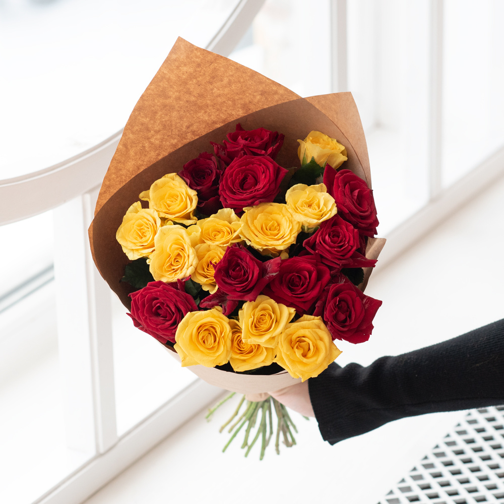 Розы красные и жёлтые недорого: 21 цветков