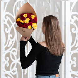 Букет «Розы красные и жёлтые недорого: 23 цветков» Букет «Розы красные и жёлтые недорого: 23 цветков»