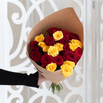Розы дешево, 23 шт. Цвет: красный и жёлтый. Доставка круглосуточно в Санкт-Петербурге - Фотография 2