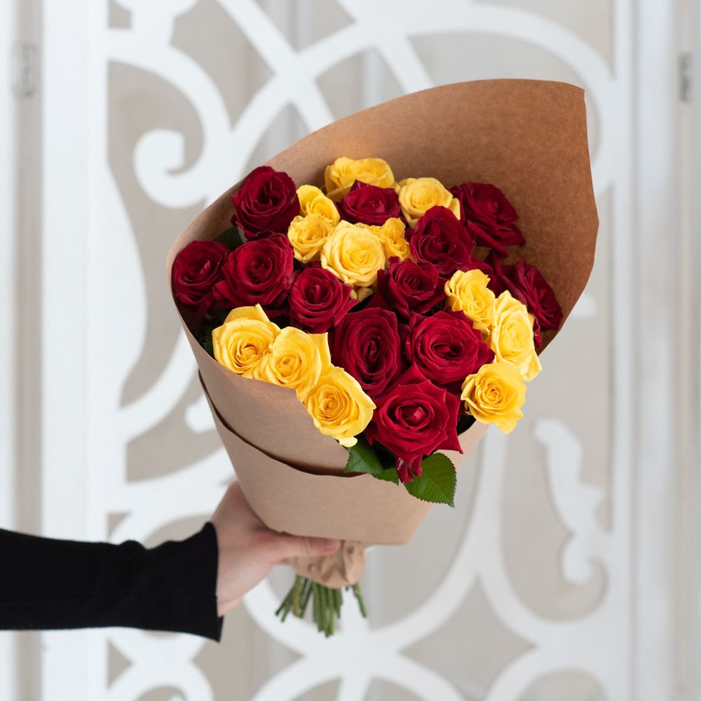 Розы красные и жёлтые недорого: 25 цветков