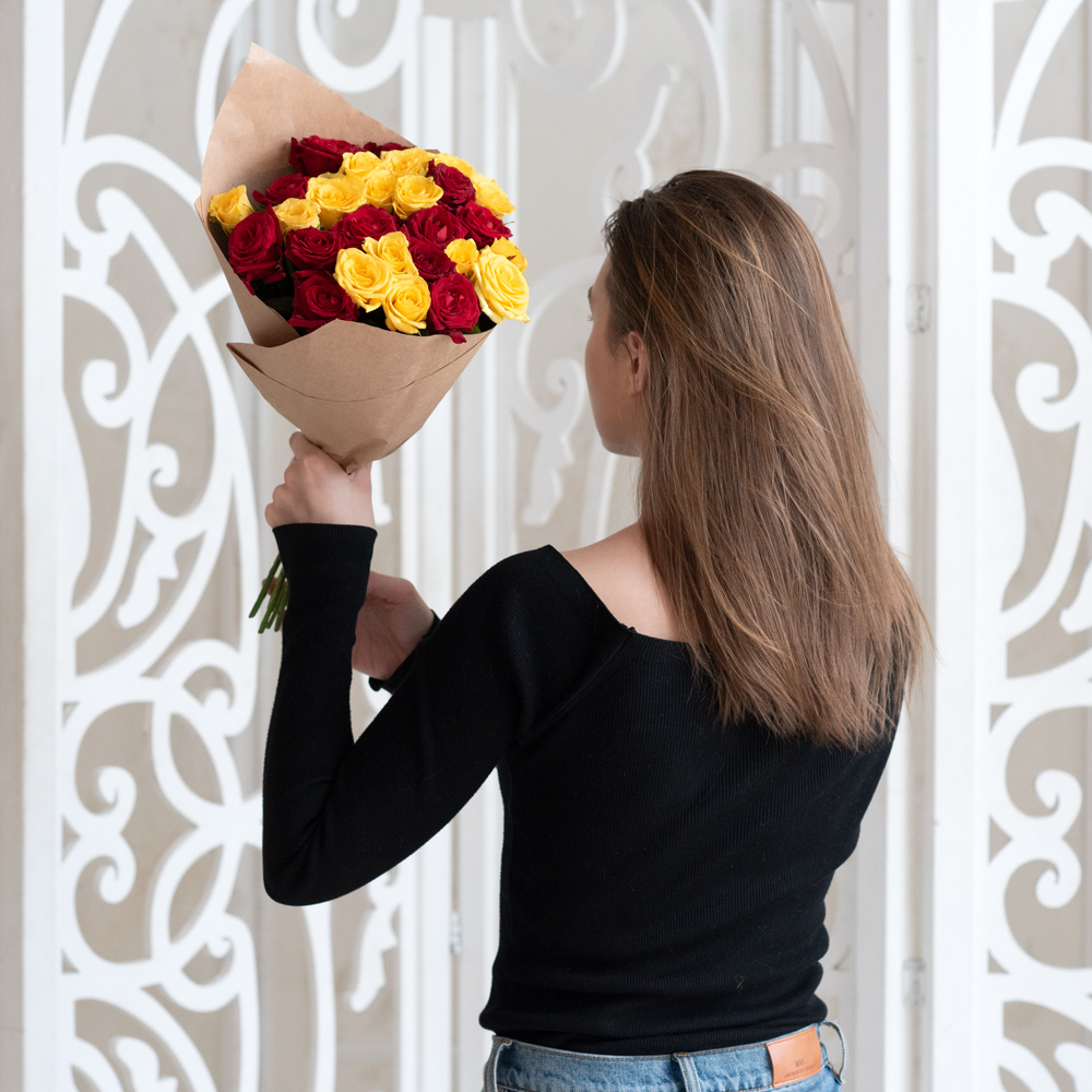Розы дешево, 27 штук. Цвет: красный и жёлтый. Доставка круглосуточно в Санкт-Петербурге