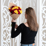 Розы дешево, 27 штук. Цвет: красный и жёлтый. Доставка круглосуточно в Санкт-Петербурге - Фотография 1