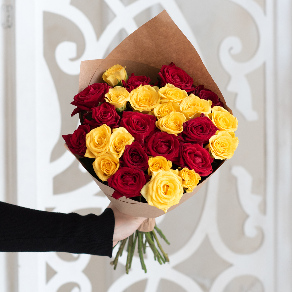 Розы красные и жёлтые недорого: 27 цветков