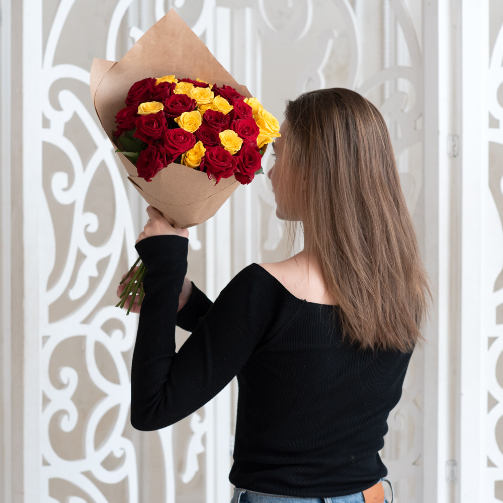 Розы дешево, 31 штук. Цвет: красный и жёлтый. Доставка круглосуточно в Санкт-Петербурге