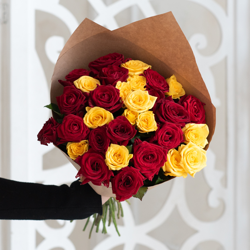 Розы красные и жёлтые недорого: 31 цветок по цене 5625 ₽ - купить в ...