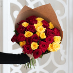 Розы дешево, 31 штук. Цвет: красный и жёлтый. Доставка круглосуточно в Санкт-Петербурге - Фотография 2