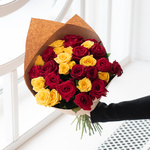 Розы дешево, 31 штук. Цвет: красный и жёлтый. Доставка круглосуточно в Санкт-Петербурге - Фотография 3