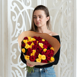 Букет «Розы красные и жёлтые недорого: 51 цветок» Букет «Розы красные и жёлтые недорого: 51 цветок»