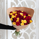 Розы дешево, 51 штук. Цвет: красный и жёлтый. Доставка круглосуточно в Санкт-Петербурге - Фотография 2