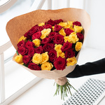 Розы дешево, 51 штук. Цвет: красный и жёлтый. Доставка круглосуточно в Санкт-Петербурге - Фотография 3