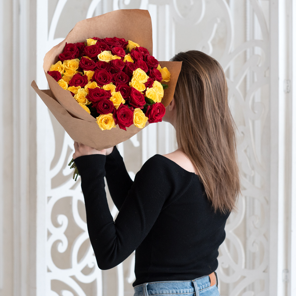 Розы дешево, 55 штук. Цвет: красный и жёлтый. Доставка круглосуточно в Санкт-Петербурге Розы дешево, 55 штук. Цвет: красный и жёлтый. Доставка круглосуточно в Санкт-Петербурге