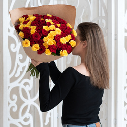 Букет «Розы красные и жёлтые недорого: 75 цветков» Букет «Розы красные и жёлтые недорого: 75 цветков»