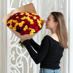 Розы дешево, 101 штук. Цвет: красный и жёлтый. Доставка круглосуточно в Санкт-Петербурге - Фотография 1