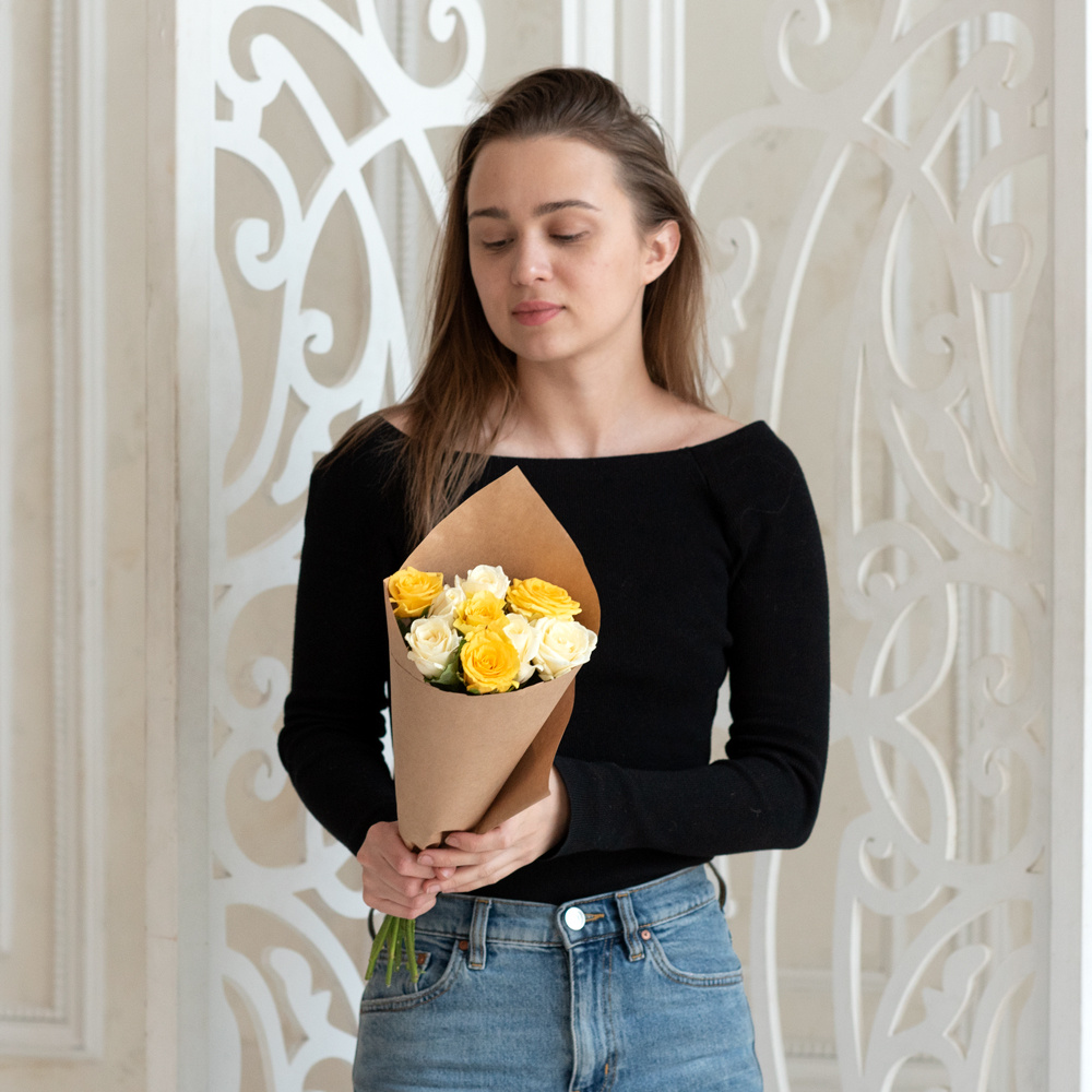 Розы дешево, 9 штук. Цвет: белый и жёлтый. Доставка круглосуточно в Санкт-Петербурге