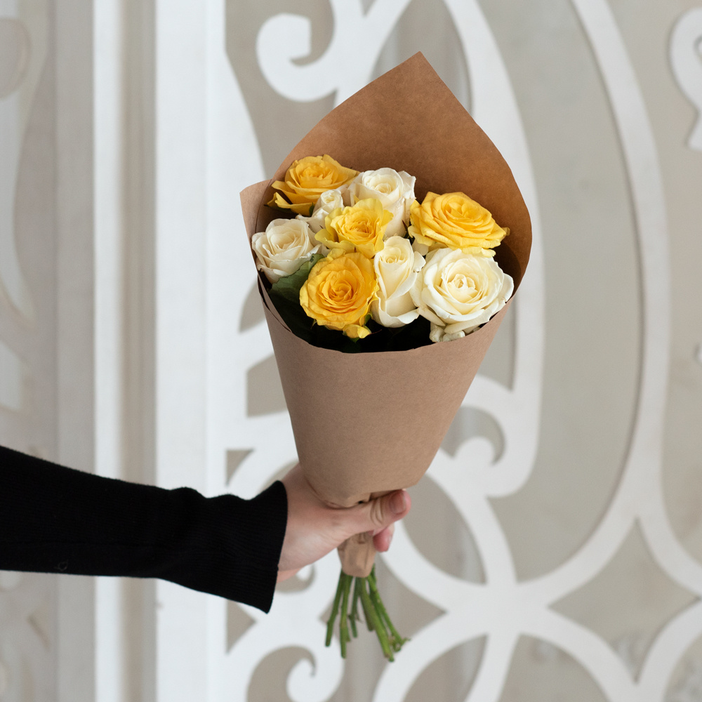 Розы белые и жёлтые недорого: 9 цветков
